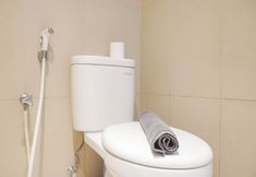 Toilet Kamar 4 Tidy and Homey Studio Apartment Elpis Residence By Travelio
