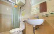 Toilet Kamar 6 Cozy and Good Furnished 3BR at Grand Setiabudi Apartment By Travelio