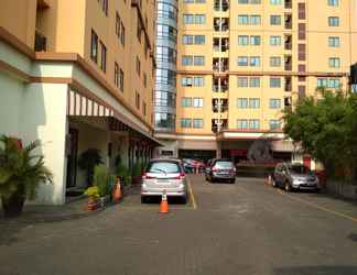 Lobi 2 Cozy and Good Furnished 3BR at Grand Setiabudi Apartment By Travelio