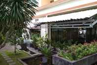 Bangunan Cozy and Good Furnished 3BR at Grand Setiabudi Apartment By Travelio