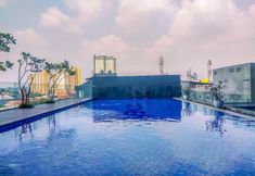 สระว่ายน้ำ 7 Strategic and Comfortable Studio Apartment Evenciio Margonda By Travelio