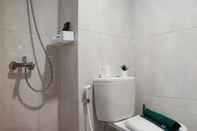 In-room Bathroom Strategic and Comfortable Studio Apartment Evenciio Margonda By Travelio