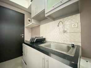 Bilik Tidur 4 Homey and Good Studio Furnished at Grand Asia Afrika Apartment By Travelio
