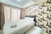 Kamar Tidur Homey and Good Studio Furnished at Grand Asia Afrika Apartment By Travelio