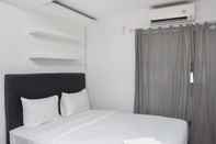 Kamar Tidur Homey and Comfort Studio at Amethyst Apartment By Travelio