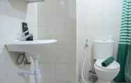 Toilet Kamar 4 Homey and Comfort Studio at Amethyst Apartment By Travelio