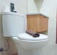 Toilet Kamar 5 Homey and Nice 2BR at Vida View Makasar Apartment By Travelio