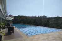 Swimming Pool Well Designed and Tidy Studio Apartment at Taman Melati Jatinangor By Travelio