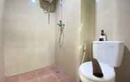 Toilet Kamar 4 Cozy and Warm Studio Corner Room at Taman Melati Jatinangor Apartment By Travelio