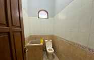 Toilet Kamar 2 SABHA HOMESTAY