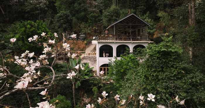 Bên ngoài Pok Mountain