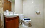 ห้องน้ำภายในห้อง 4 Well Equipped & Good Studio at The Oasis Apartment Cikarang By Travelio