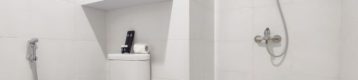 In-room Bathroom 4 Cozy and Warm Studio at Paltrow City Apartment By Travelio