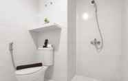 In-room Bathroom 4 Cozy and Warm Studio at Paltrow City Apartment By Travelio