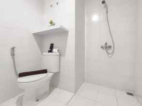 Toilet Kamar 4 Cozy and Warm Studio at Paltrow City Apartment By Travelio