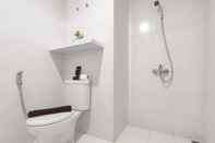 Toilet Kamar Cozy and Warm Studio at Paltrow City Apartment By Travelio