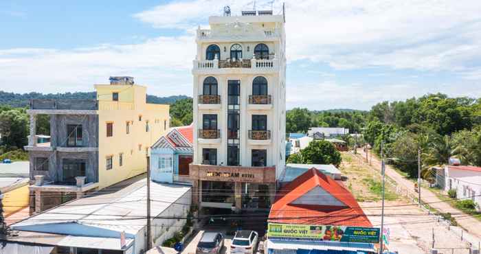 Bên ngoài Hotel Ngoc Tram