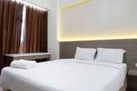 Bilik Tidur Modern and Stylish Studio at Taman Melati Surabaya Apartment By Travelio