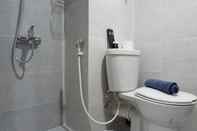 Toilet Kamar Modern and Stylish Studio at Taman Melati Surabaya Apartment By Travelio