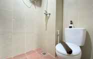 Toilet Kamar 4 Comfy and Stylish Studio at Taman Melati Jatinangor Apartment By Travelio