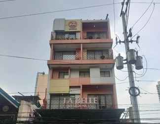 Bangunan 2 RedDoorz Plus @ La Belle Residences Makati City
