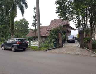 Exterior 2 Villa Puri Gunung Geulis - Cozy Staycation