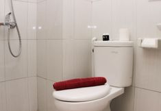 In-room Bathroom 4 Cozy Studio Apartment at Monroe Tower By Travelio