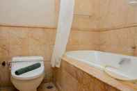 Toilet Kamar Strategic 2BR Apartment at Istana Sahid Sudirman By Travelio