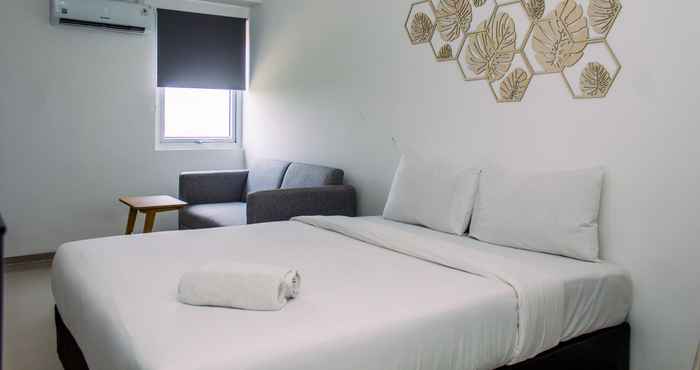 Kamar Tidur Cozy Studio Room at Aeropolis Residence Apartment By Travelio