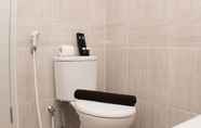 Toilet Kamar 5 Comfy and High Floor 1BR at Vasanta Innopark Apartment By Travelio