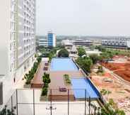 Swimming Pool 7 Comfy and High Floor 1BR at Vasanta Innopark Apartment By Travelio