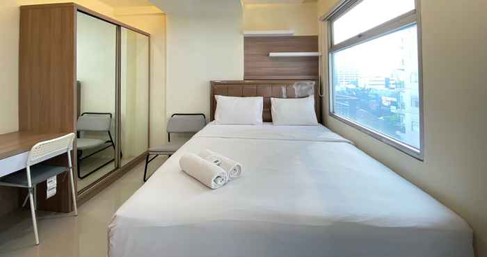 Kamar Tidur Cozy Designed Studio at Grand Asia Afrika Apartment By Travelio