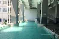 Swimming Pool Cozy Studio Room at Easton Park Residence Jatinangor Apartment By Travelio
