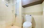 In-room Bathroom 4 Cozy Studio Room at Easton Park Residence Jatinangor Apartment By Travelio