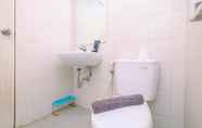 Toilet Kamar 6 Cozy and Comfort 2BR at Signature Park Grande Apartment By Travelio