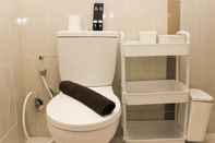 Toilet Kamar Minimalist Design Studio Apartment at Meikarta By Travelio