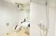 Toilet Kamar 4 Homey Furnished Studio Apartment at Beverly Dago By Travelio