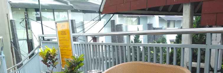 Lobby Homey Furnished Studio Apartment at Beverly Dago By Travelio