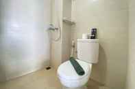 Toilet Kamar Comfy 2BR at Gateway Pasteur Apartment By Travelio