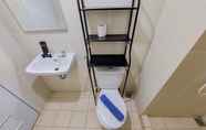 Toilet Kamar 6 Comfy and Nice 2BR Apartment at M-Town Residence near Summarecon By Travelio