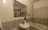 Toilet Kamar 7 Enjoy Hotel Hue