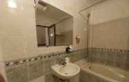 Phòng tắm bên trong 7 Enjoy Hotel Hue