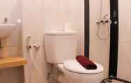 Toilet Kamar 5 Elegant and Restful Studio at Grand Kamala Lagoon Apartment By Travelio