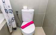 Toilet Kamar 5 Comfort and Nice 1BR at Paramount Skyline Apartment By Travelio