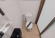 Toilet Kamar 5 Tidy and Fully Furnished Studio Sky House BSD Apartment By Travelio