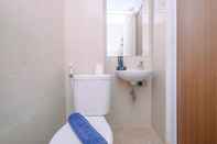 Toilet Kamar Comfy and Elegant Studio Loft Apple 1 Condovilla Apartment By Travelio