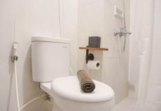 客房内浴室 6 Cozy Stay 2BR Apartment at Serpong Garden By Travelio