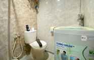 Toilet Kamar 5 Cozy 2BR Apartment at Galeri Ciumbuleuit 1 By Travelio