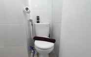 Toilet Kamar 5 Comfy and Elegant Studio Barsa City Apartment By Travelio