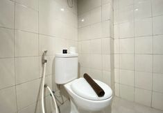 ห้องน้ำภายในห้อง 6 Homey 2BR at Mekarwangi Square Cibaduyut Apartment By Travelio